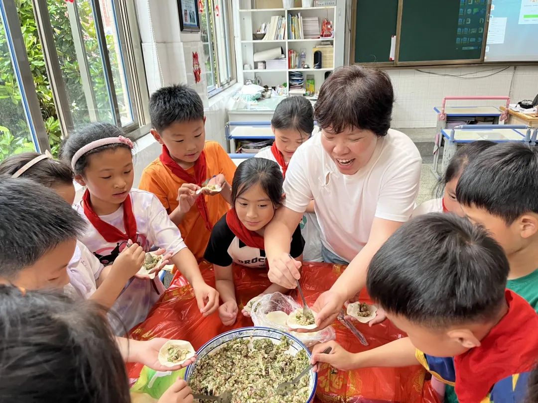 【黄杨梅小学 | 班级风采】黄杨梅小学202班包馄饨体验课 第13张