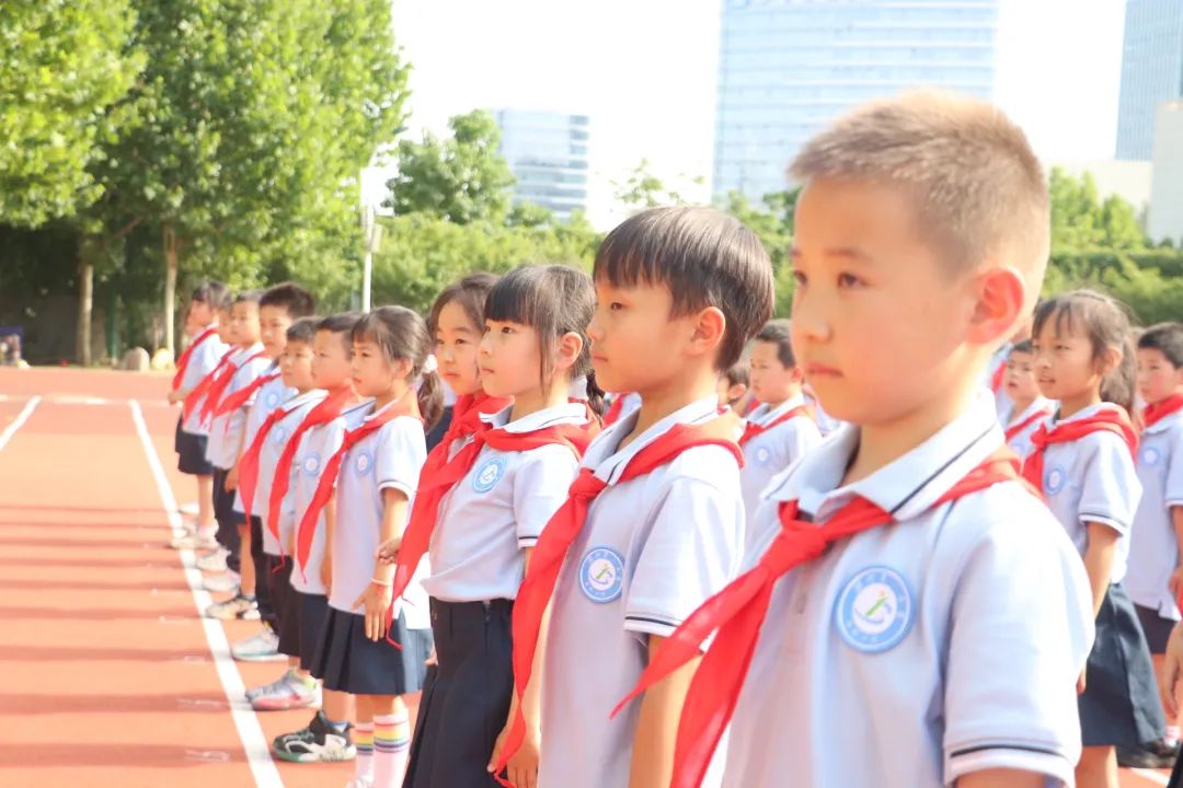 滨河第一小学开展“红领巾 爱祖国”一年级入队仪式 第1张