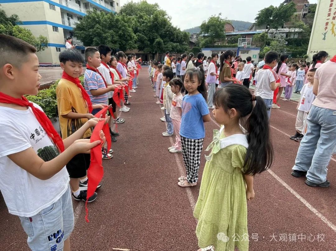 红领巾 爱祖国 —— 南溪区大观镇中心小学校少先队入队仪式 第8张