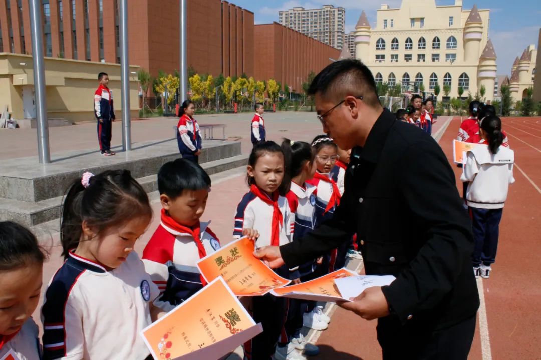 锡林浩特市第十三小学开展庆“六一”《红领巾爱祖国 石榴籽一家亲》主题升旗仪式暨“六一”表彰 第18张