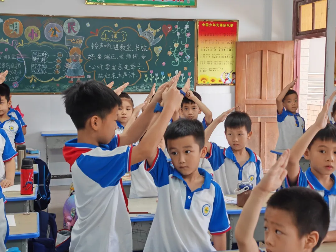 红领巾爱祖国——陆丰市东海街道中心小学、深圳市罗湖区桂园小学联合举行2024年新队员入队仪式 第11张