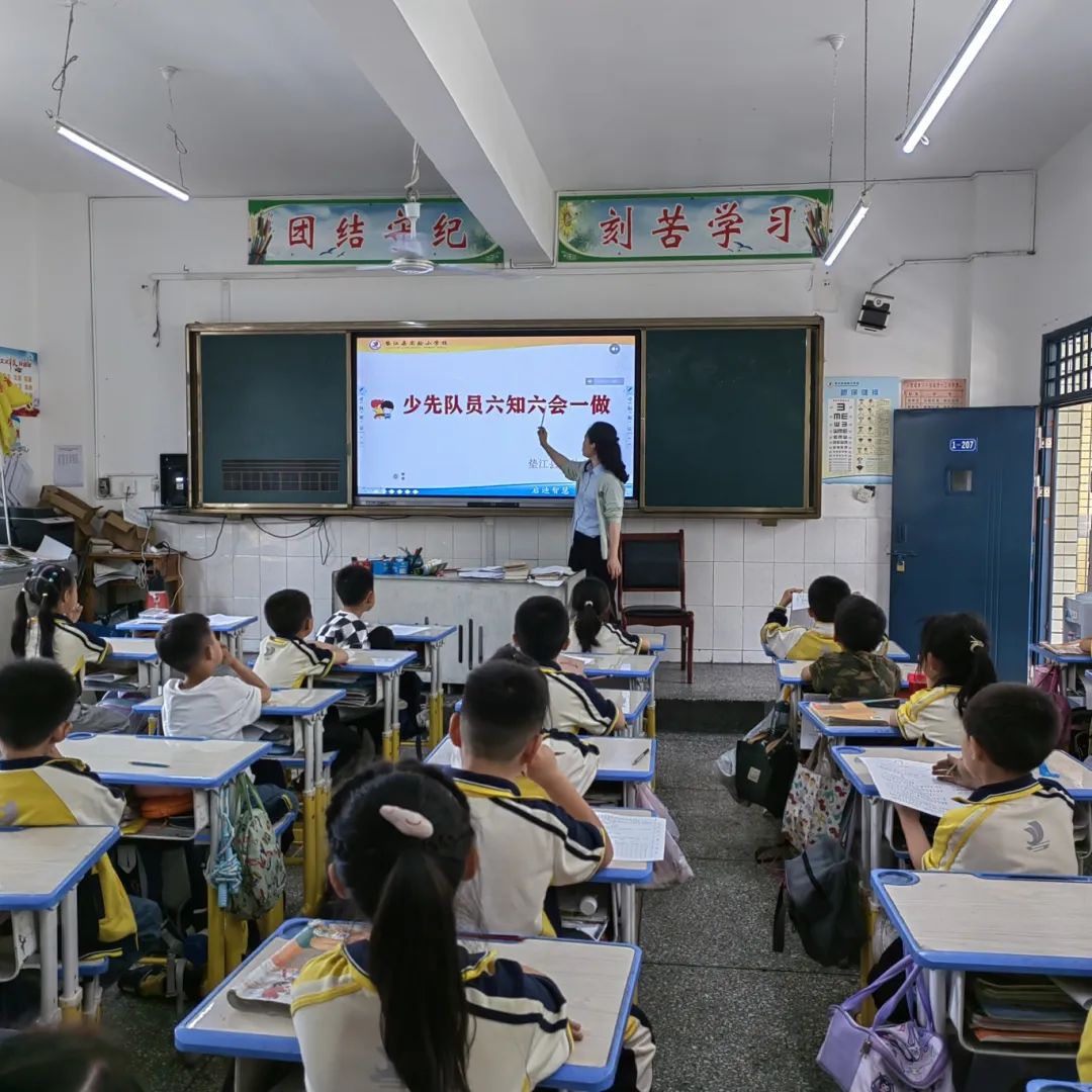 【实验小学】飘扬红领巾 炽热爱国情----实验小学举行2024年春期新少先队员入队仪式 第3张