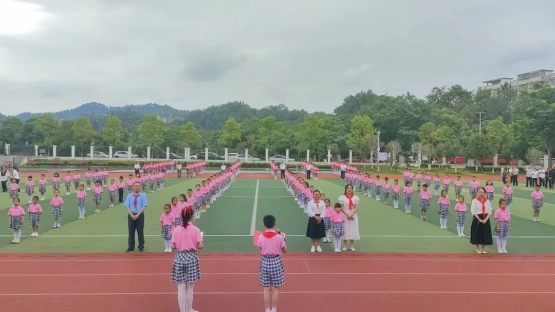 红领巾爱祖国  ——上犹县第三小学2024年一年级第一批少先队员入队仪式 第8张