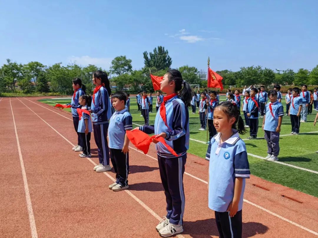 争做新时代好队员——青岛开发区实验小学教育集团龙泉校区一年级新队员入队仪式 第10张