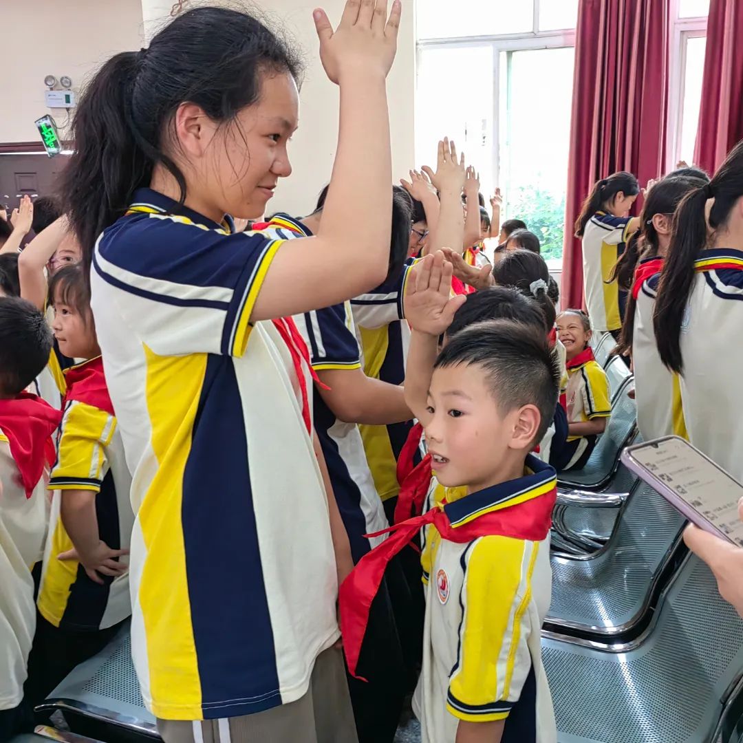 【实验小学】飘扬红领巾 炽热爱国情----实验小学举行2024年春期新少先队员入队仪式 第25张