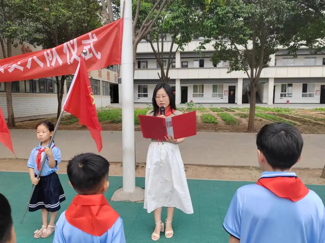 红领巾 爱祖国----锦屏镇中心小学迎“六一”新队员入队仪式 第19张