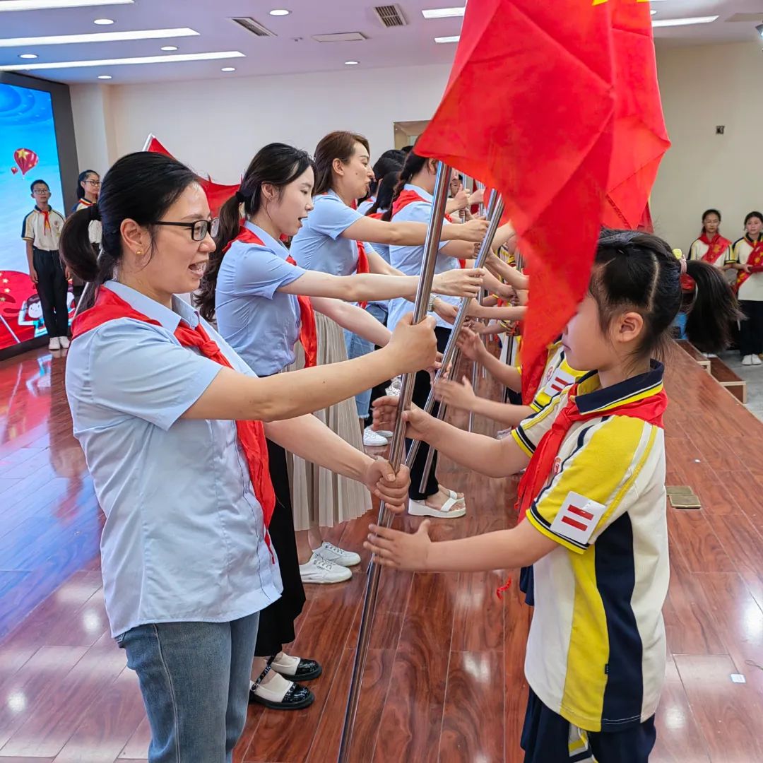 【实验小学】飘扬红领巾 炽热爱国情----实验小学举行2024年春期新少先队员入队仪式 第36张