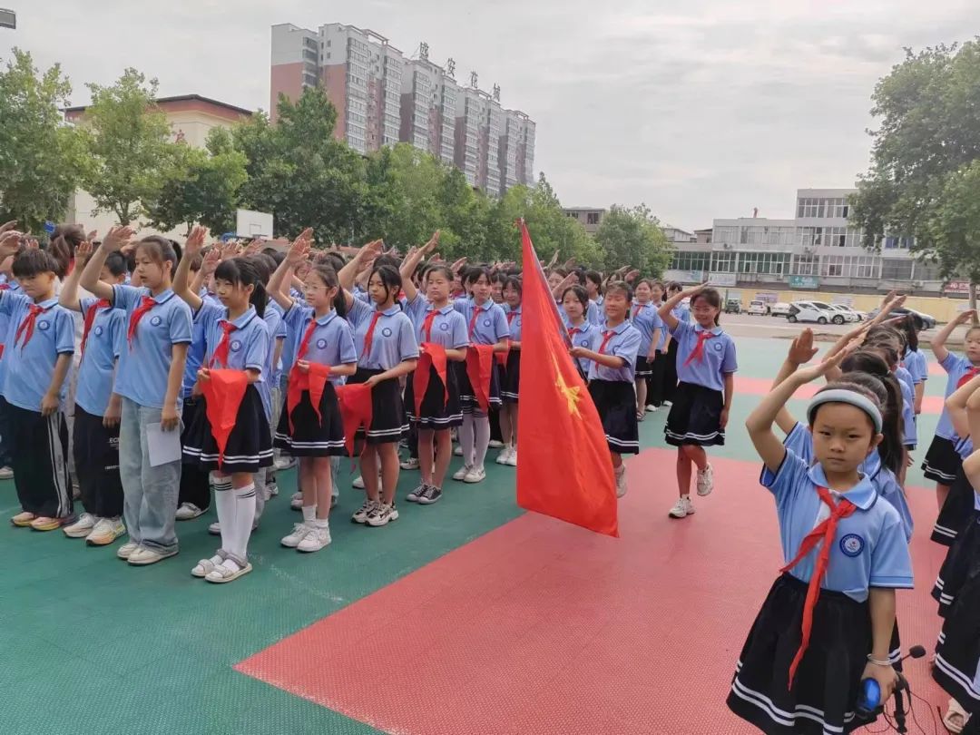 红领巾 爱祖国----锦屏镇中心小学迎“六一”新队员入队仪式 第4张