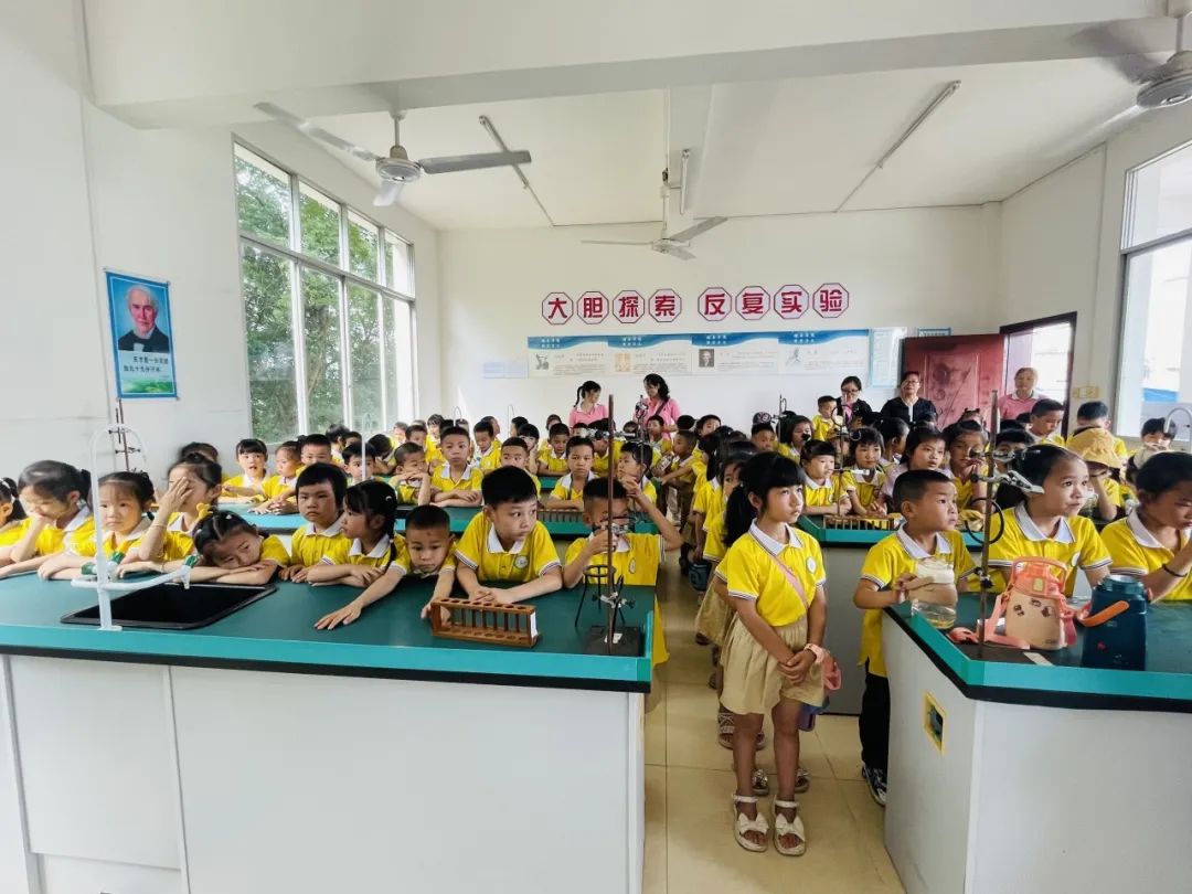 “探秘小学  开启成长新篇章”——荔浦市青山镇中心幼儿园参观小学活动 - 拷贝 第29张