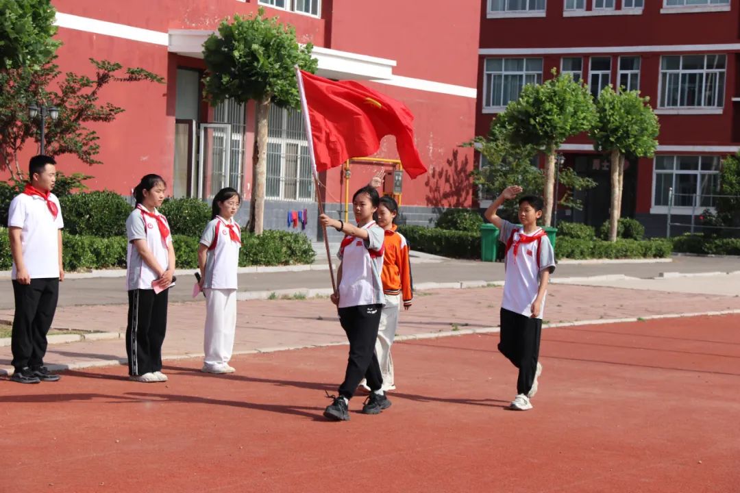 【泗水县博士源小学】“红领巾爱祖国”新队员入队仪式 第19张