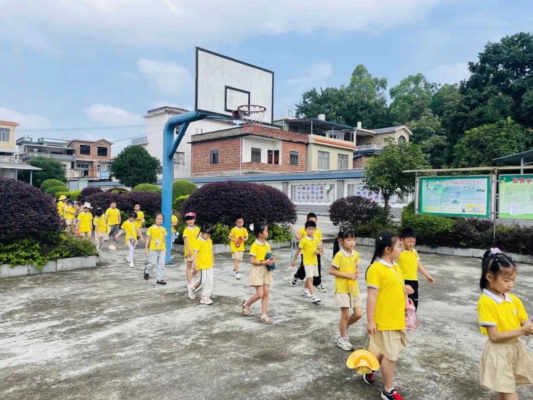 “探秘小学  开启成长新篇章”——荔浦市青山镇中心幼儿园参观小学活动 - 拷贝 第14张