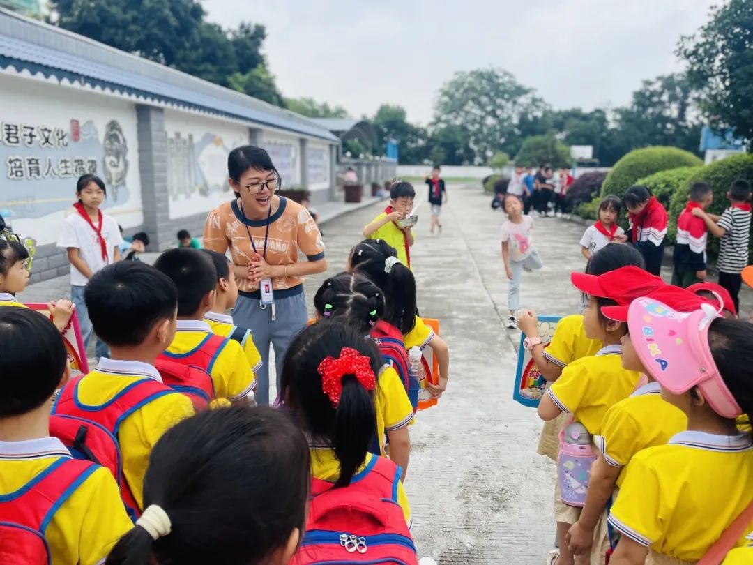 “探秘小学  开启成长新篇章”——荔浦市青山镇中心幼儿园参观小学活动 - 拷贝 第17张