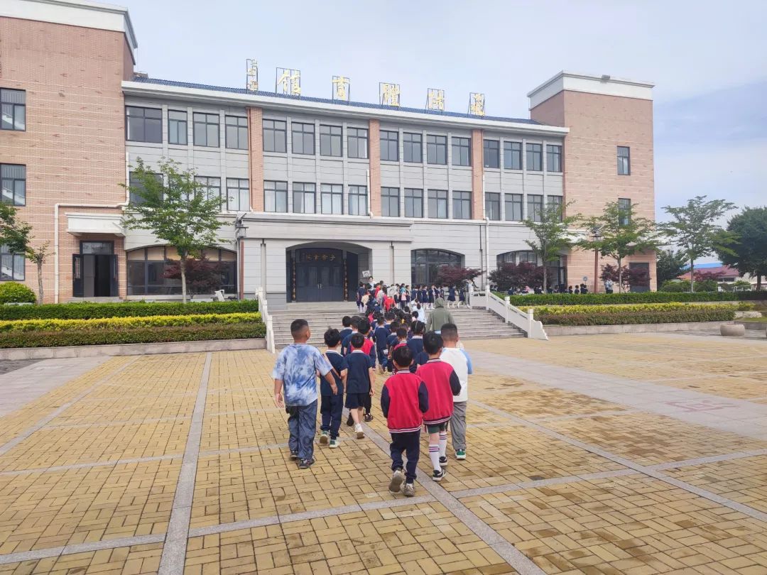 参观小学初体验,幼小衔接零距离——塔山中心幼儿园大班组参观小学活动 第13张