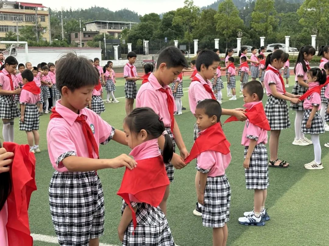 红领巾爱祖国  ——上犹县第三小学2024年一年级第一批少先队员入队仪式 第12张