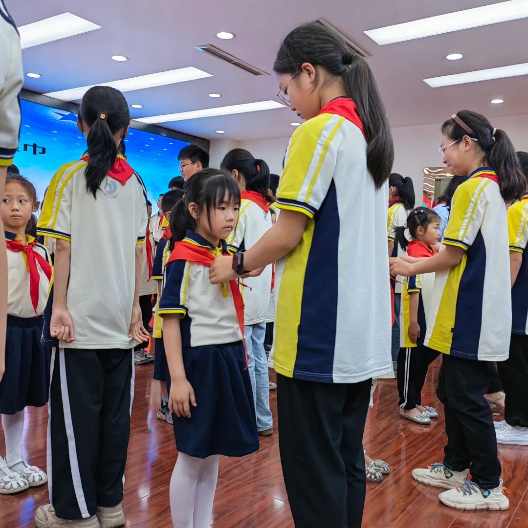 【实验小学】飘扬红领巾 炽热爱国情----实验小学举行2024年春期新少先队员入队仪式 第24张