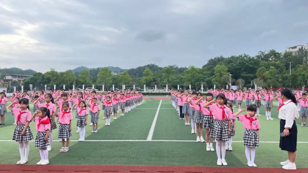 红领巾爱祖国  ——上犹县第三小学2024年一年级第一批少先队员入队仪式 第16张