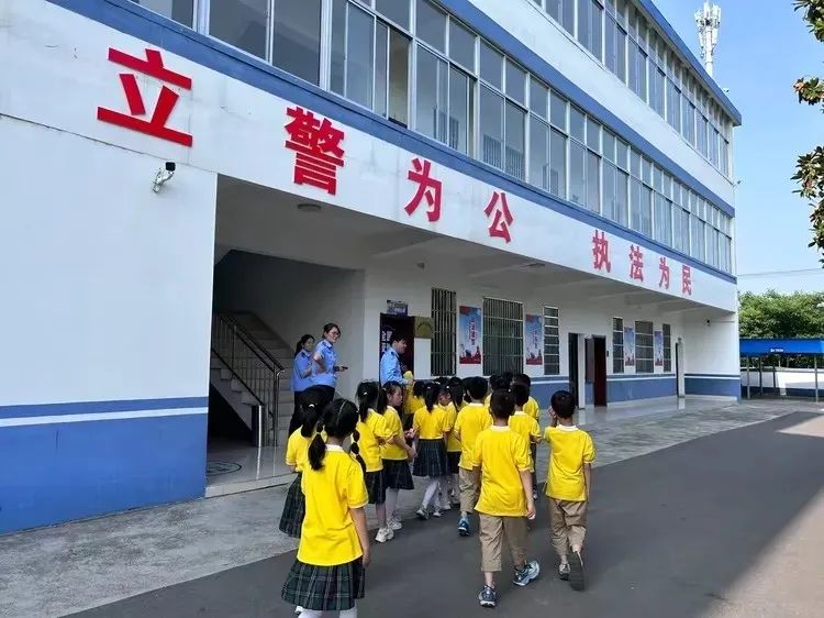 警心连童心 法治伴“我”行 ——凤凰城小学一(1)班假日活动小队 第7张