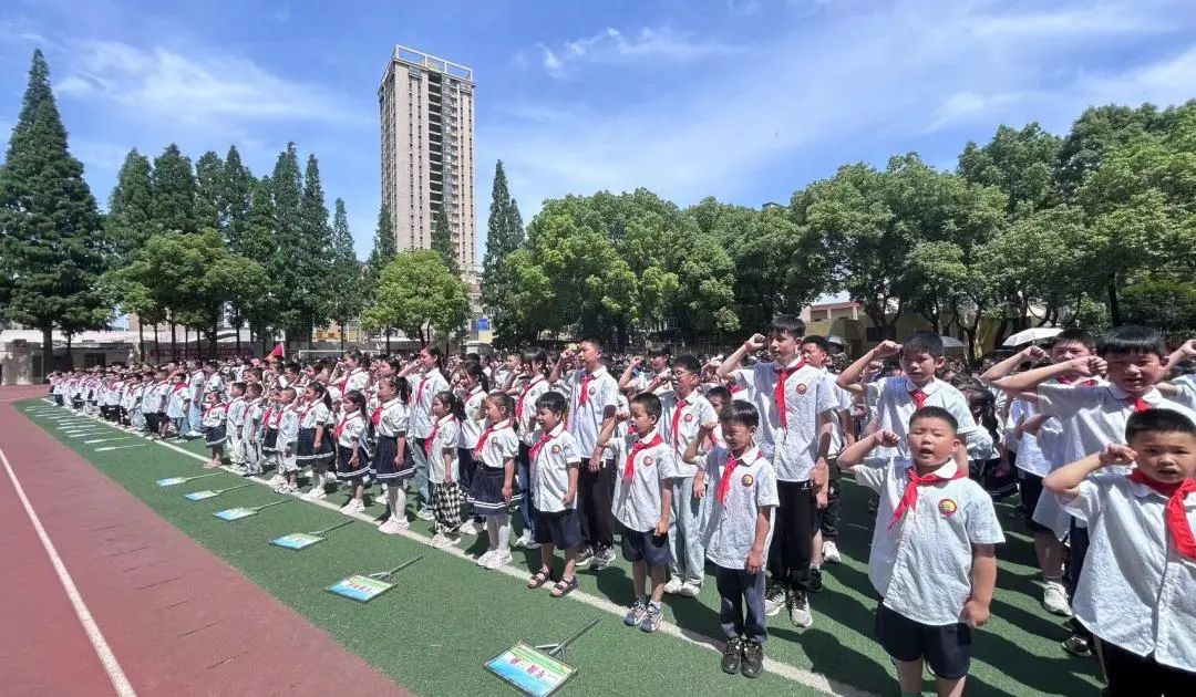 红领巾爱祖国——月亮湖小学举行新队员入队仪式 第44张