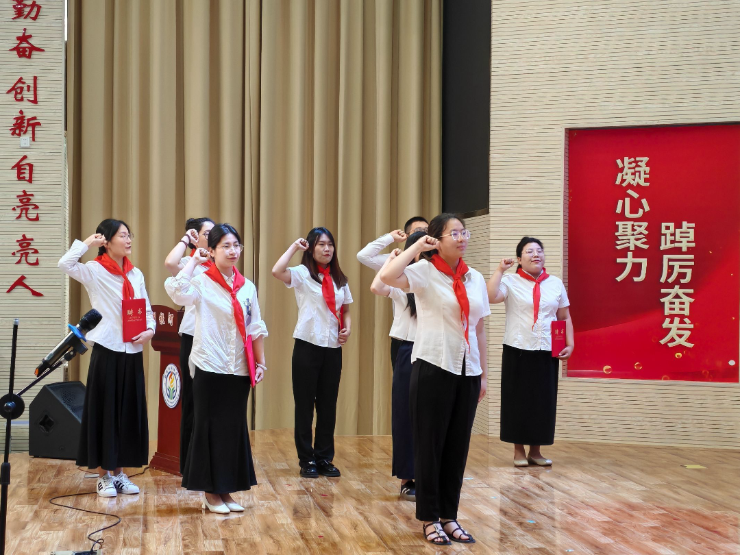 【闪闪的红星】新泰市第一实验小学(集团)银河小学开展“红领巾爱祖国”新队员入队仪式 第19张