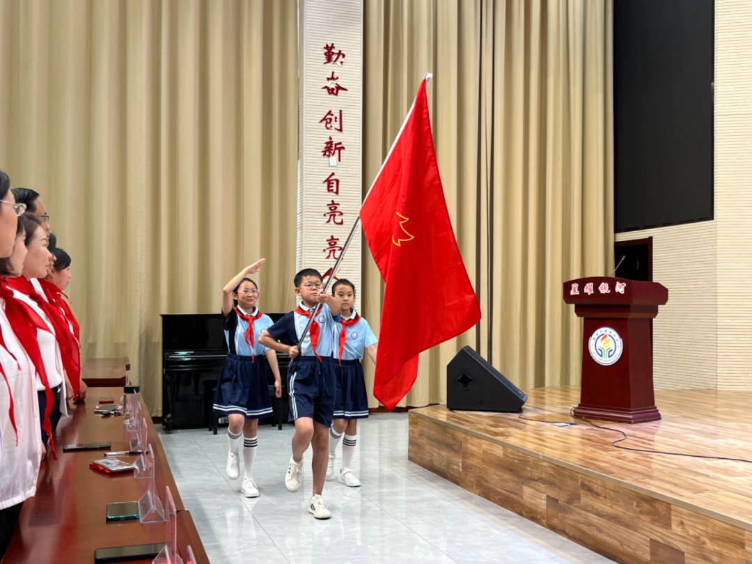 【闪闪的红星】新泰市第一实验小学(集团)银河小学开展“红领巾爱祖国”新队员入队仪式 第9张