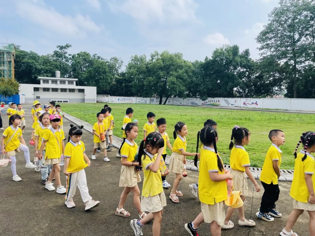 “探秘小学  开启成长新篇章”——荔浦市青山镇中心幼儿园参观小学活动 - 拷贝 第22张