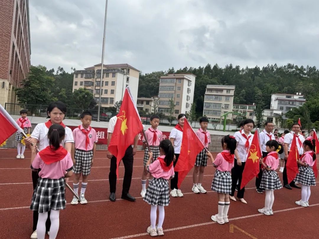 红领巾爱祖国  ——上犹县第三小学2024年一年级第一批少先队员入队仪式 第17张