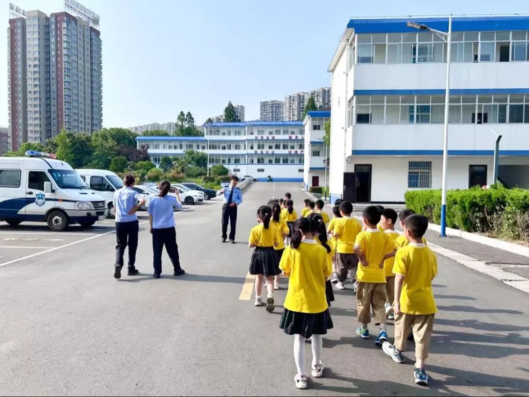 警心连童心 法治伴“我”行 ——凤凰城小学一(1)班假日活动小队 第6张