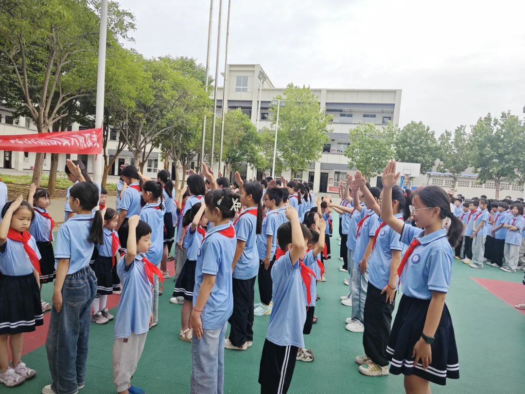 红领巾 爱祖国----锦屏镇中心小学迎“六一”新队员入队仪式 第13张