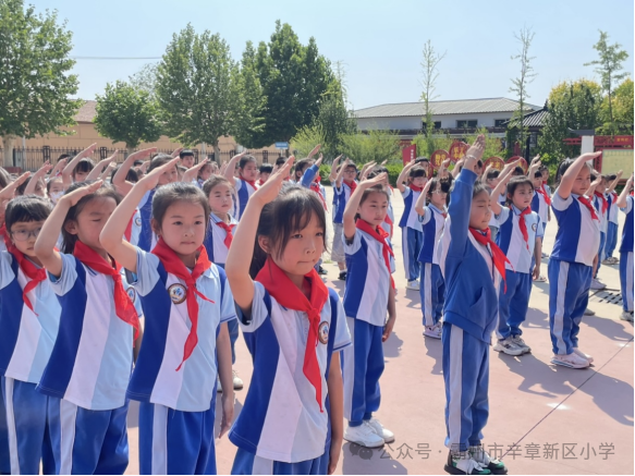 红领巾心向党——霸州市辛章新区小学少先队员入队仪式 第3张