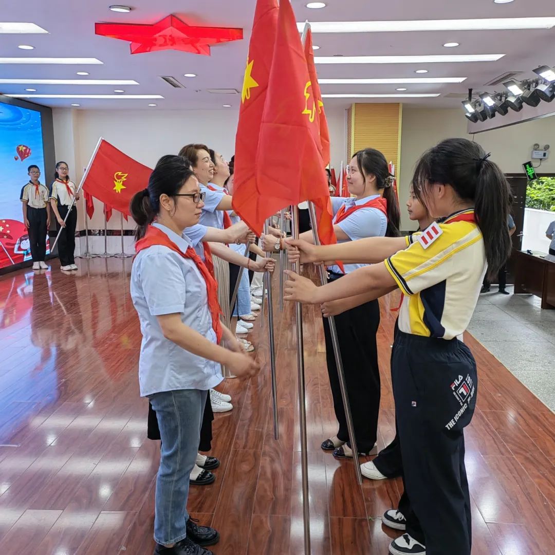 【实验小学】飘扬红领巾 炽热爱国情----实验小学举行2024年春期新少先队员入队仪式 第35张