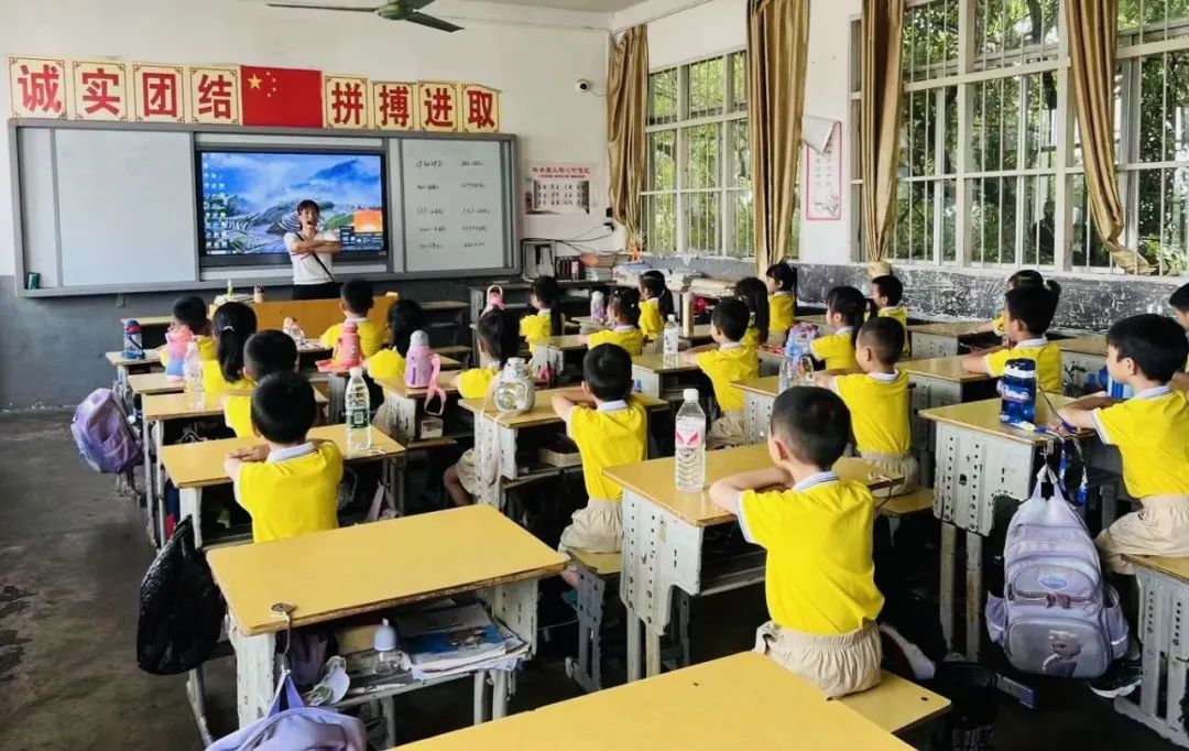 “探秘小学  开启成长新篇章”——荔浦市青山镇中心幼儿园参观小学活动 - 拷贝 第45张