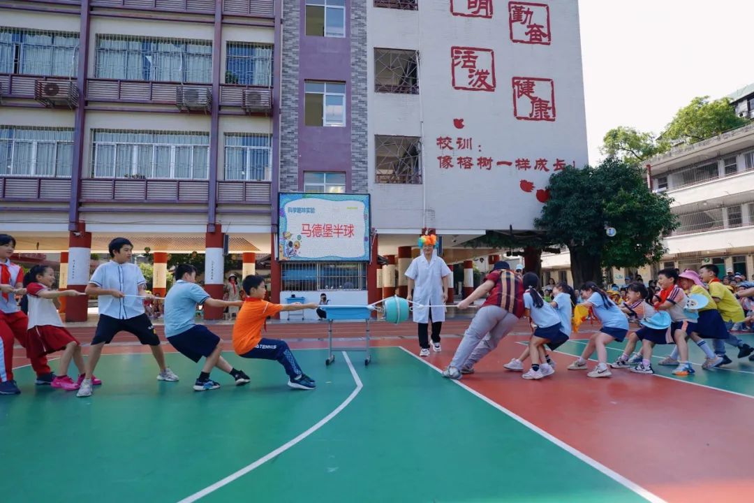 桂林市榕湖小学:科普大篷车进校园 点燃孩子科技梦 第2张