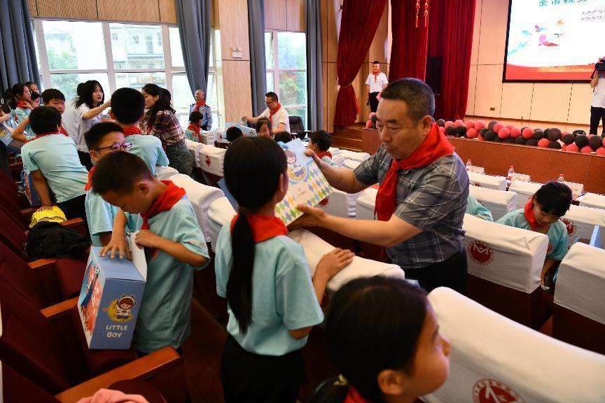 新民小学丨渝税相伴·童庆六一 ——全市税务系统青少年关爱行动走进新民小学 第31张