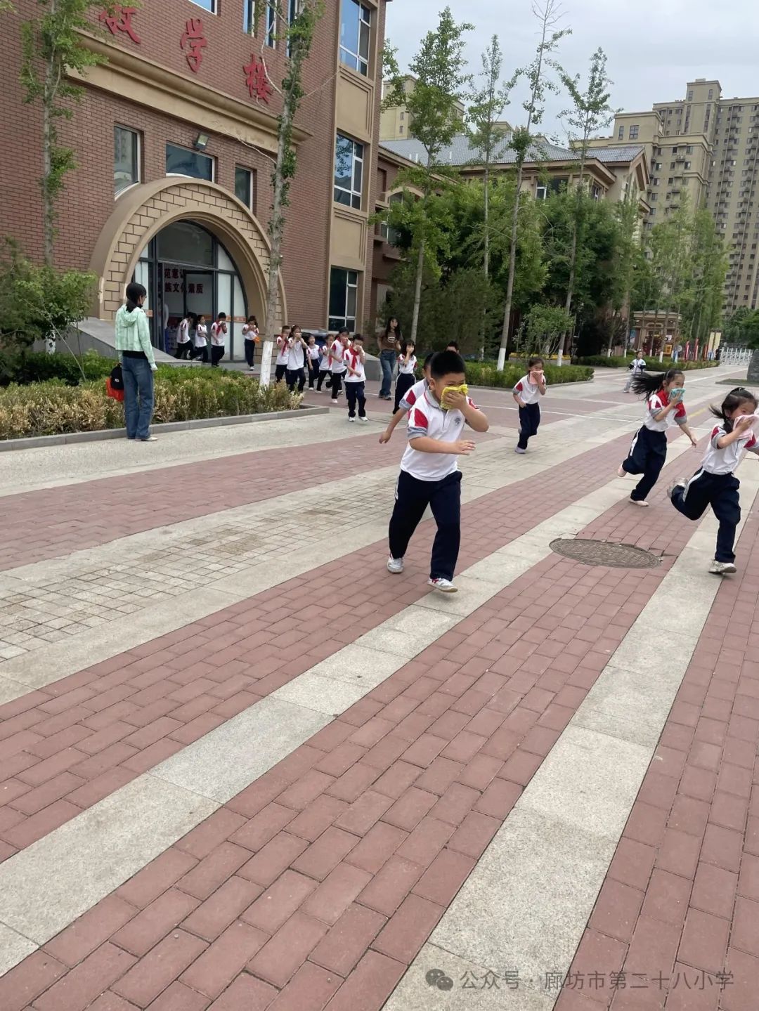 廊坊市第二十八小学开展防震、消防逃生演练活动 第19张