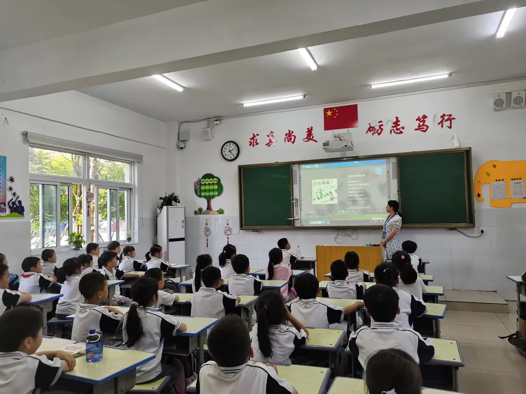 城关镇中心小学:一年级“分批入队”队前教育 第13张