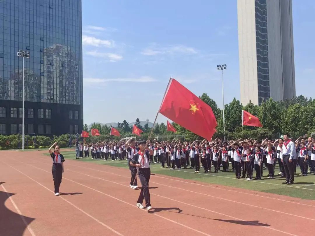 【双语小学教育集团·双语校区·全环境立德树人】青岛西海岸新区双语小学“争做新时代好队员”新队员入队仪式 第18张