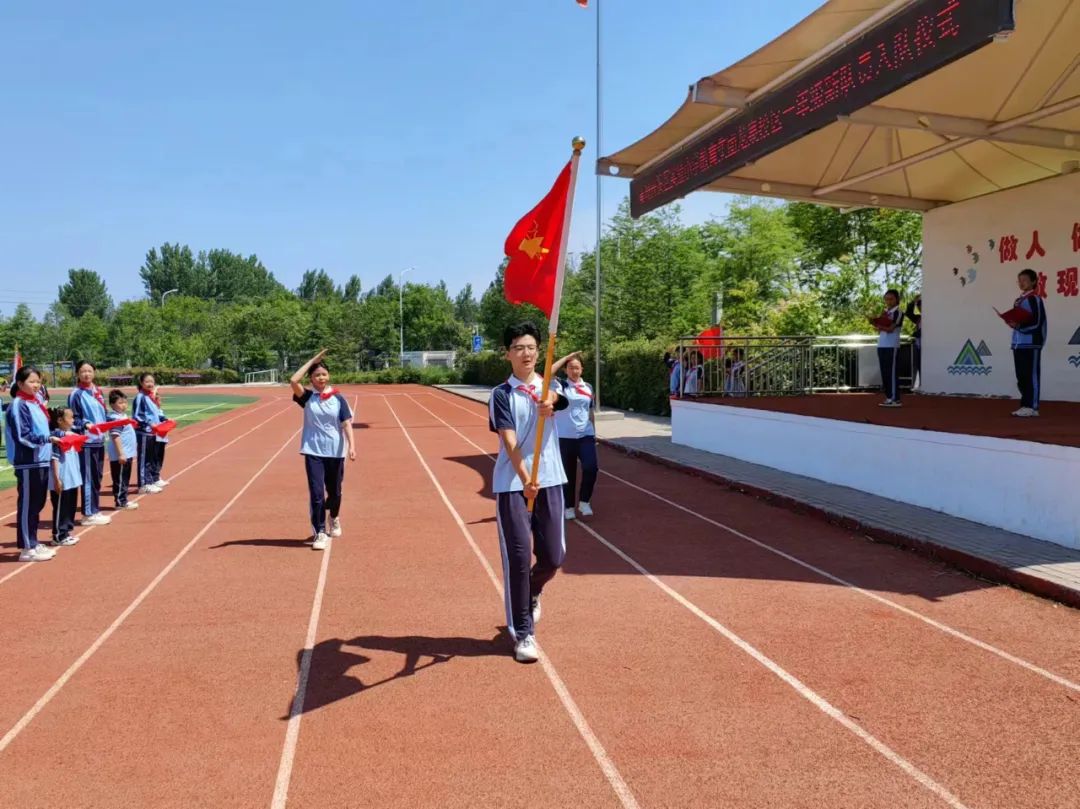 争做新时代好队员——青岛开发区实验小学教育集团龙泉校区一年级新队员入队仪式 第4张