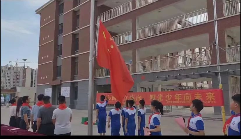 【全环境立德树人】成武县郜城第六实验小学举行“童心向党立志向  阳光少年向未来”2023级第一批新队员入队仪式 第10张