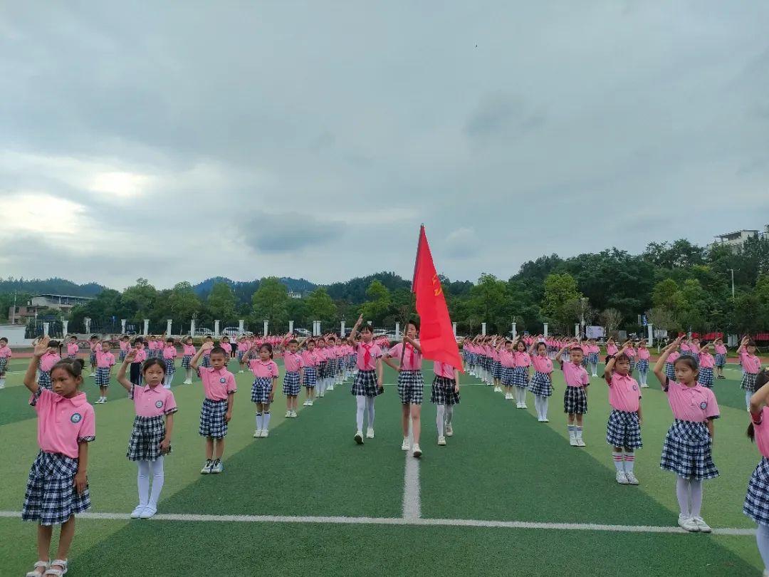 红领巾爱祖国  ——上犹县第三小学2024年一年级第一批少先队员入队仪式 第7张