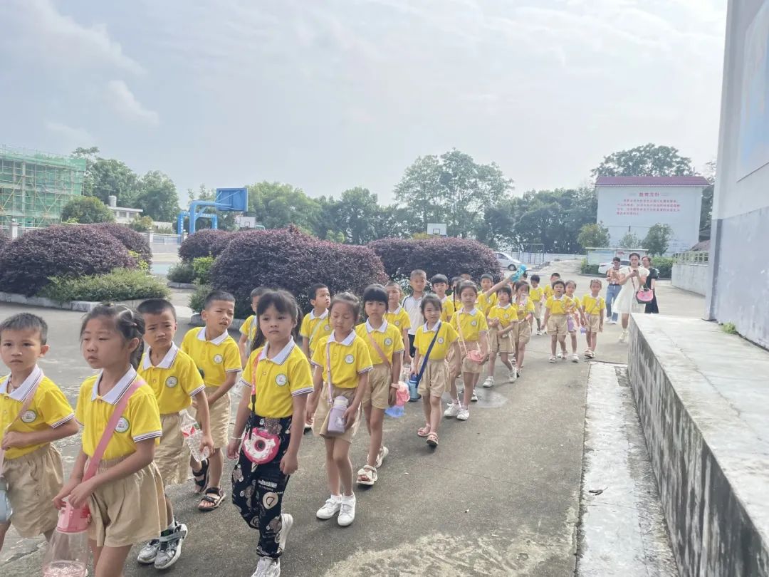 “探秘小学  开启成长新篇章”——荔浦市青山镇中心幼儿园参观小学活动 - 拷贝 第20张