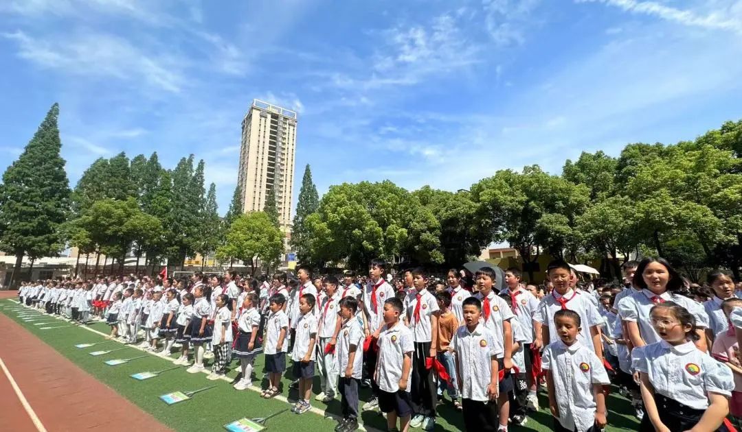 红领巾爱祖国——月亮湖小学举行新队员入队仪式 第13张