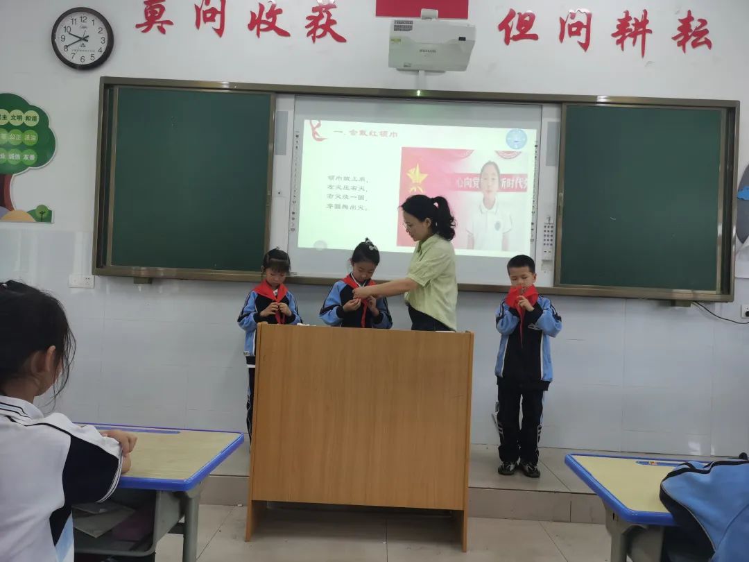 城关镇中心小学:一年级“分批入队”队前教育 第8张