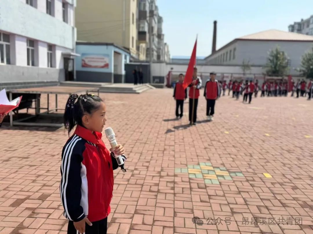 第一小学开展“队旗飘飘迎党日,童心颗颗向着党”主题升旗仪式暨少先队入队仪式 第8张