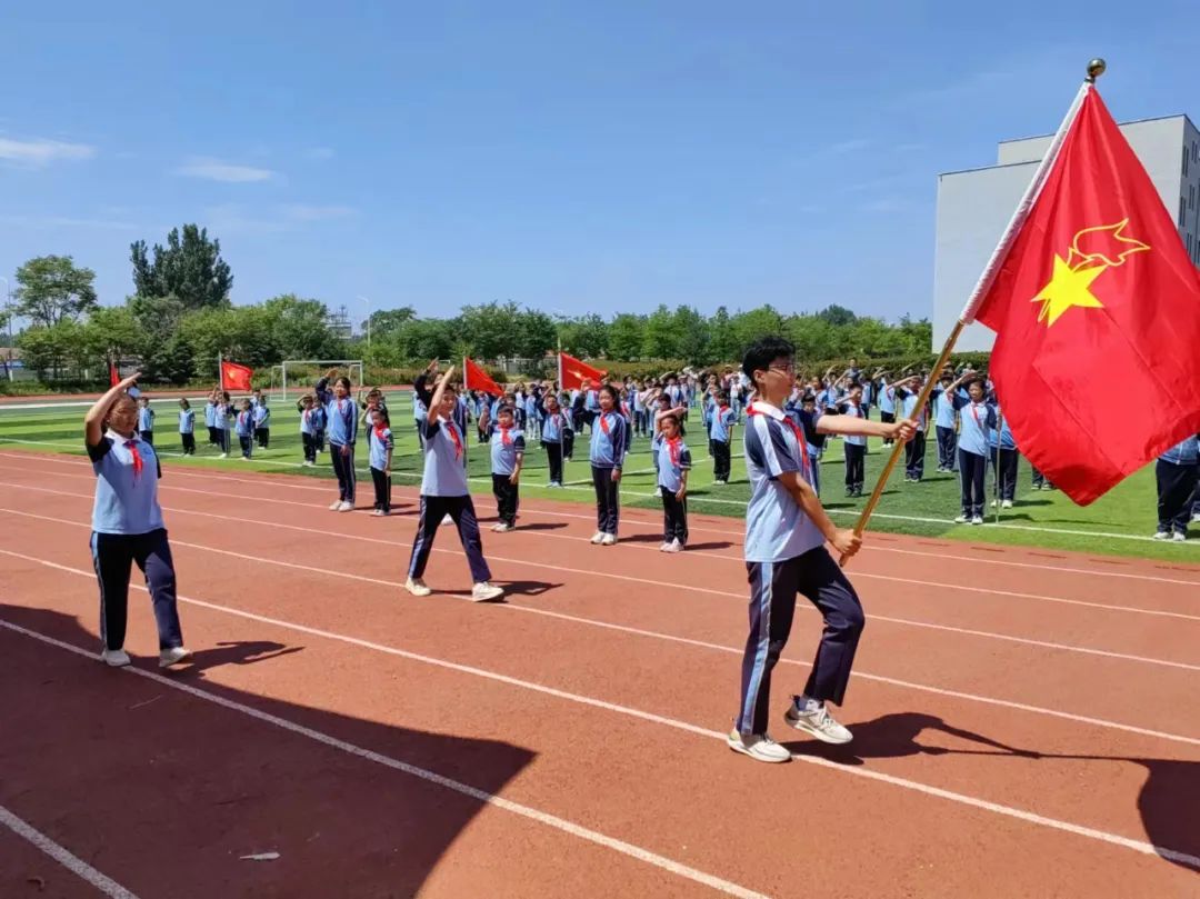 争做新时代好队员——青岛开发区实验小学教育集团龙泉校区一年级新队员入队仪式 第22张