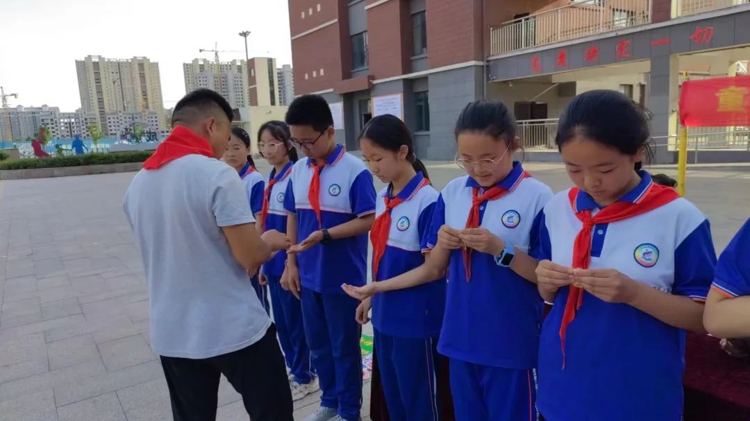 【全环境立德树人】成武县郜城第六实验小学举行“童心向党立志向  阳光少年向未来”2023级第一批新队员入队仪式 第42张