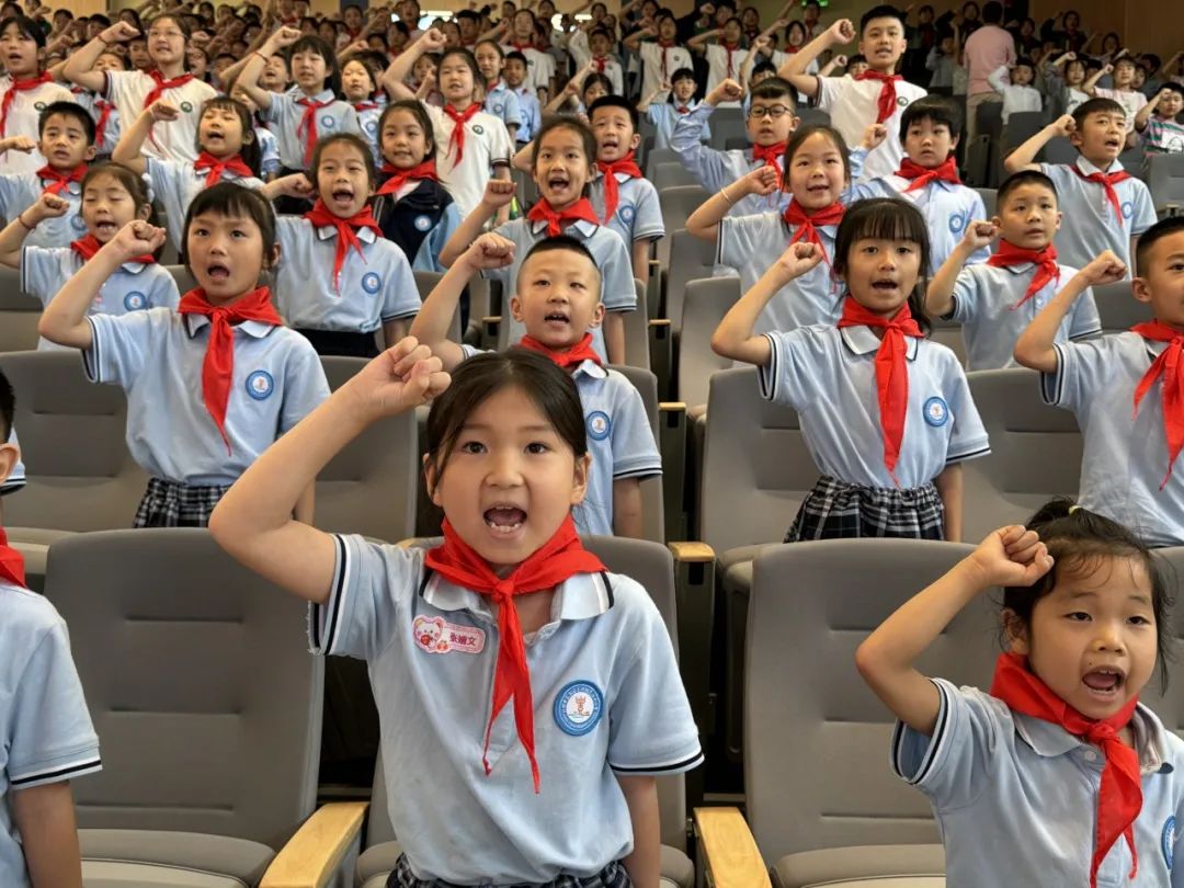 【 江丰小学】红领巾爱祖国,争做新时代好队员——江丰小学一年级入队仪式 第36张