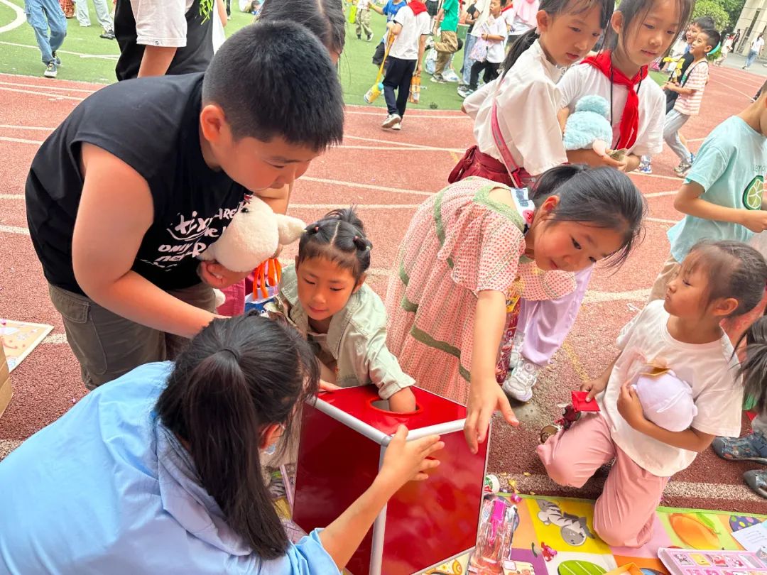 瞧,谁家的小学六一儿童节这样过!——郑州中学第四附属小学第三届爱心义卖暨社团展演活动 第52张