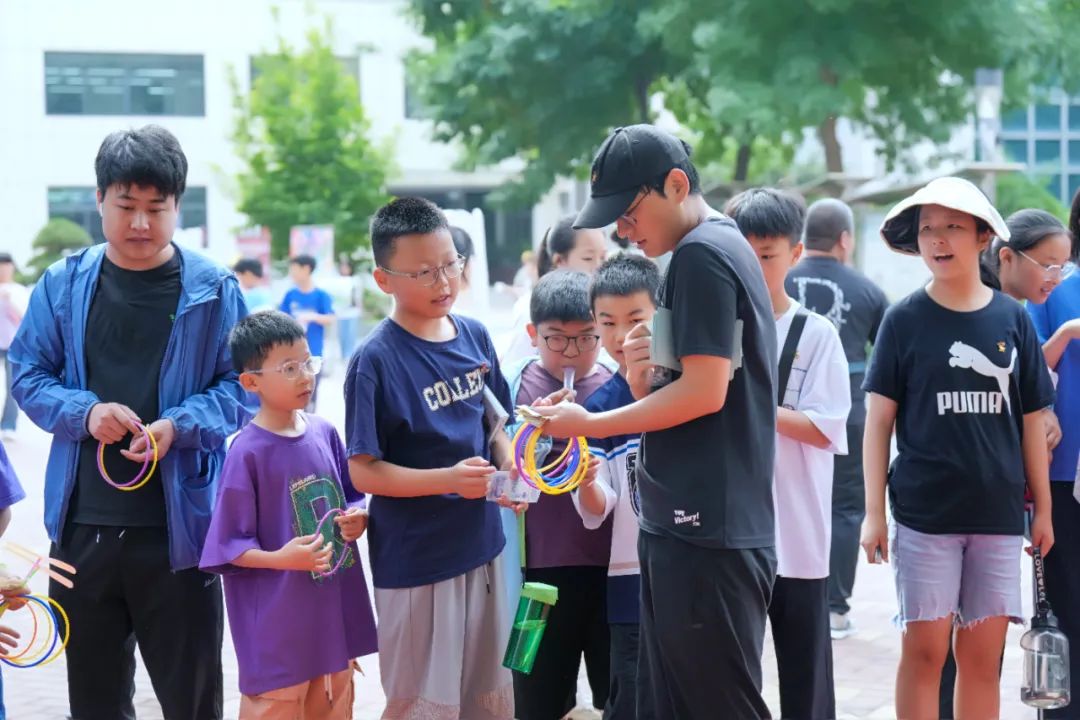 瞧,谁家的小学六一儿童节这样过!——郑州中学第四附属小学第三届爱心义卖暨社团展演活动 第38张