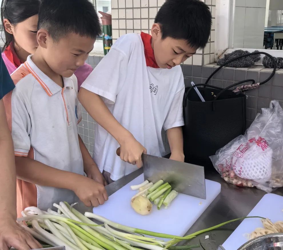 【鸣响 • 实践】崇平小学劳动实践课程“呦呦乐厨”之“烹”出精彩(五) 第21张