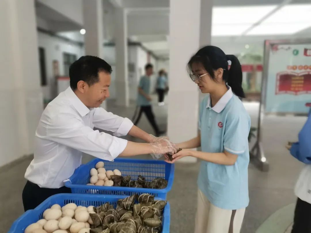 端午遇见高考  祝你一举高“粽” ——襄阳市第三十六中学开展赠送粽子助力高考活动 第11张